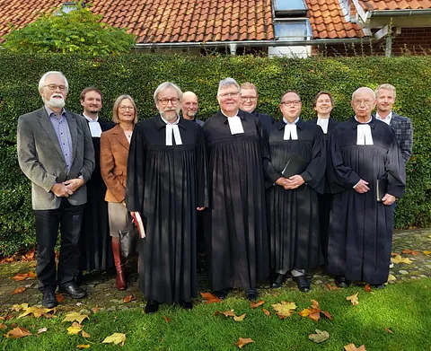 Prädikant Volker Werner (Mitte) zwischen dem damaligen Gemeindepfarrer Martin Mustroph (l.) und Superintendent Holger Erdmann (r.) sowie Presbyteriumsmitglieder und Prädikant:innen der Thomaskirchengemeinde nach seinem Einführungsgottesdienst am 7. November 2021 in der Jakobuskirche. Foto: KKMS 